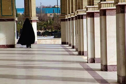 Iranian woman in Iranian mosque | Study-Islam.org